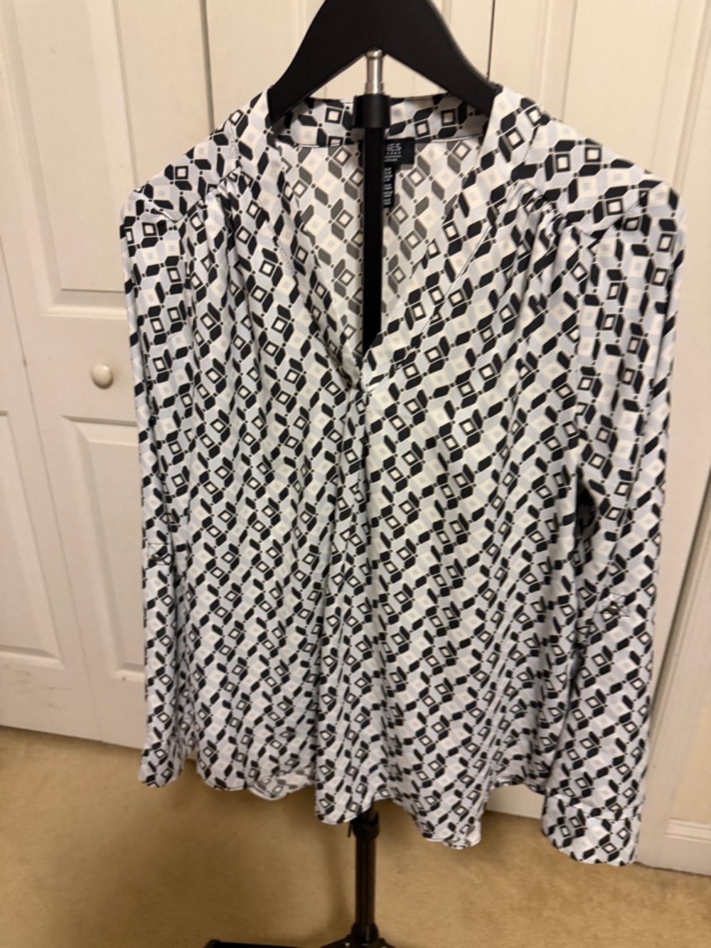 Jones New York Black and White Geometric V-Neck Blouse